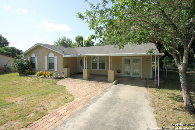 311 Dubose St, Devine, TX 78016 photo 1