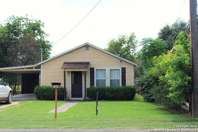 613 Howell Ave, Devine, TX 78016 photo 1