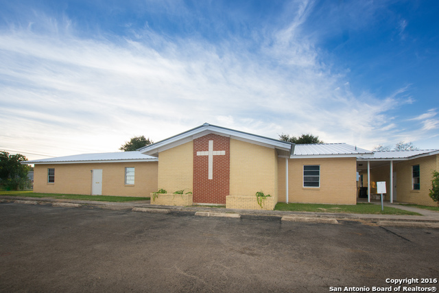 200 W College Ave, Devine, TX 78016 photo 1