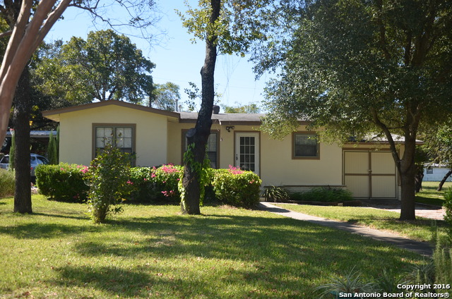 413 Monticello Cir, Devine, TX 78016 photo 1