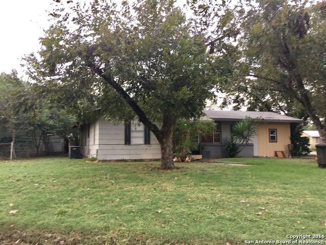 204 Cardinal Dr, Devine, TX 78016 photo 1