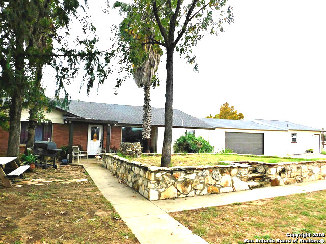 905 Devine Dr, Devine, TX 78016 photo 1