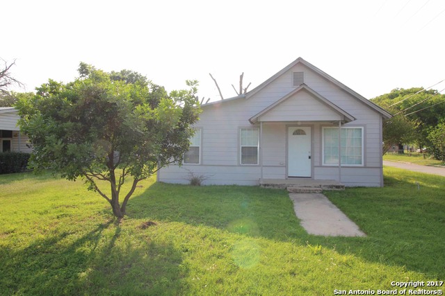121 N Windy Knoll Dr, Devine, TX 78016 photo 1