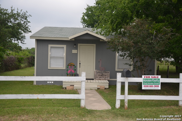 404 S Commercial, Devine, TX 78016 photo 1