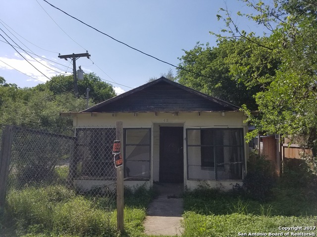 412 S Commercial Dr, Devine, TX 78016 photo 1