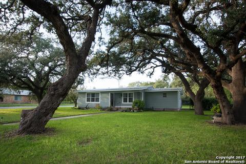 312 W Coker Ave, Devine, TX 78016 photo 1