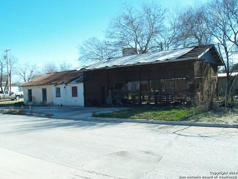 200 E Benton Ave, Devine, TX 78016 photo 1
