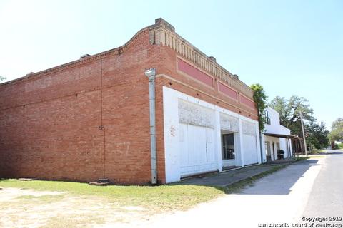 205 S Transportation Dr, Devine, TX 78016 photo 1