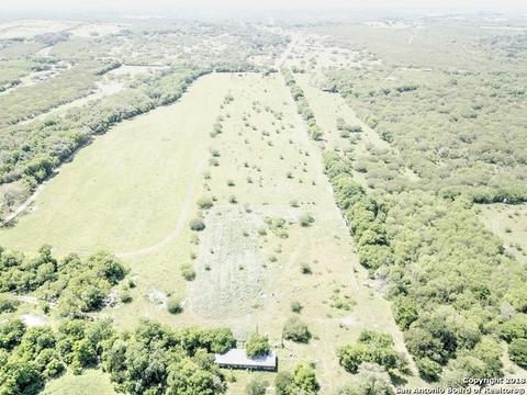476 County Road 570, Devine, TX 78016 photo 1