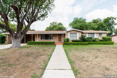 1008 Dove Ave, Devine, TX 78016 photo 1