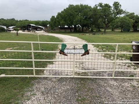 450 Terry Ln, Lytle, TX 78052 photo 1