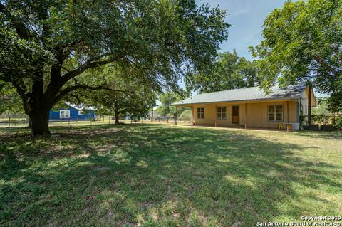 978 County Road 665, Devine, TX 78016 photo 1
