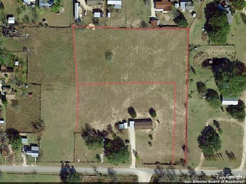 601 Rossville Rd, Devine, TX 78016 photo 1