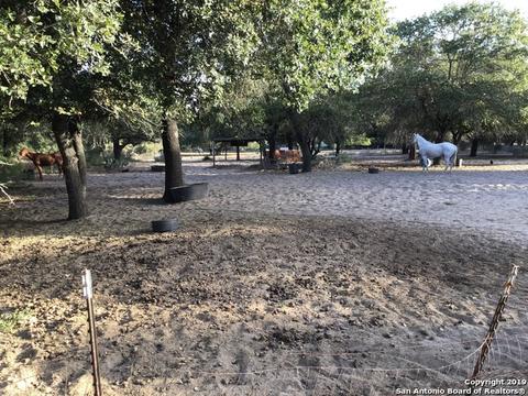 290 Terry Ln, Lytle, TX 78052 photo 1