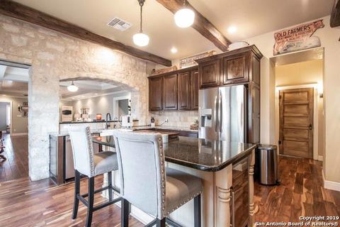 706 N Windy Knoll Dr, Devine, TX 78016 photo 1