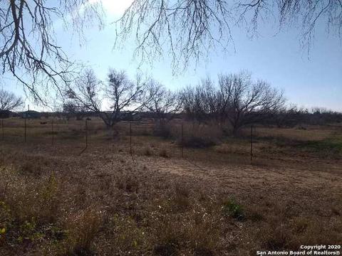 325 Meadowview Dr, Lytle, TX 78052 photo 1