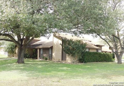 302 Jay Dr, Devine, TX 78016 photo 1
