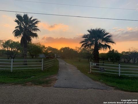 100 S View Dr, Lytle, TX 78052 photo 1