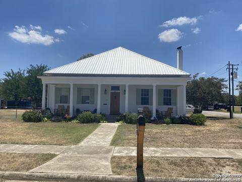 311 W Park Ave, Devine, TX 78016 photo 1
