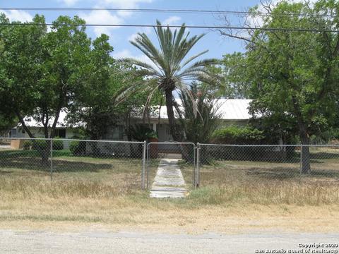 942 Cr 5710, Devine, TX 78016 photo 1