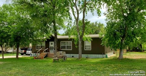 535 Cr 6753, Devine, TX 78016 photo 1