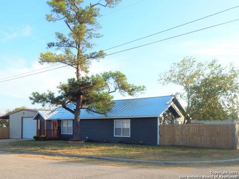 314 N Washington Dr, Devine, TX 78016 photo 1