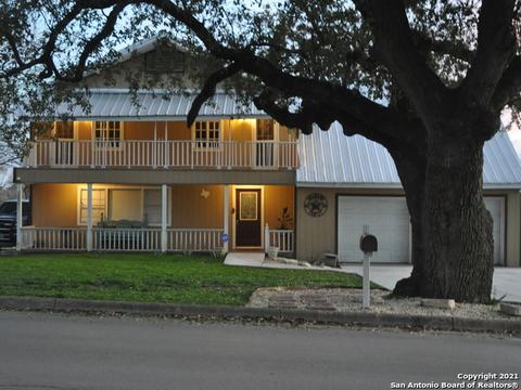 609 W Colonial Pkwy, Devine, TX 78016 photo 1