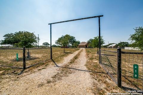 319 County Road 7755, Devine, TX 78016 photo 1