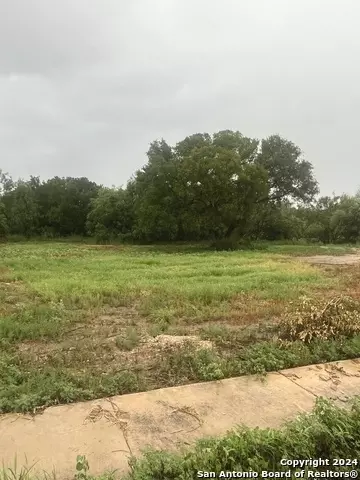 21 Rio Seco Dr, Uvalde, TX 78801