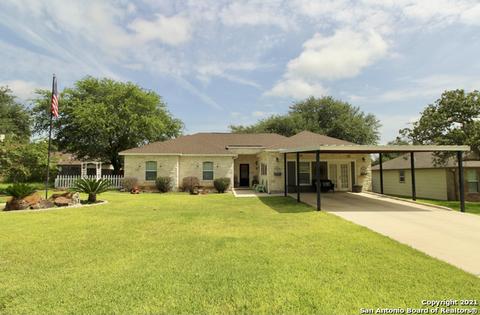 312 Howard Dr, Devine, TX 78016 photo 1