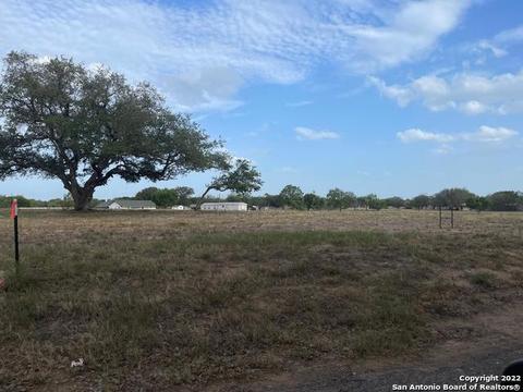 1108 Devine Dr, Devine, TX 78016 photo 1