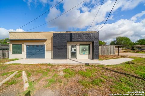 415 N Teel Dr, Devine, TX 78016 photo 1