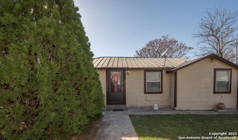204 Breeze Dr, Devine, TX 78016 photo 1