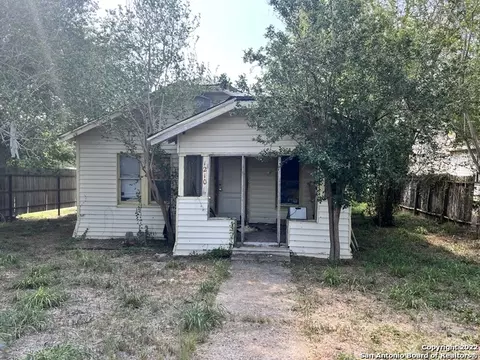 1210 King David Dr, Three Rivers, TX 78071