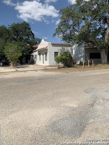 114 N Transportation Dr, Devine, TX 78016 photo 1