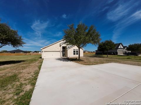 117 W Tree Farm Dr, Lytle, TX 78052 photo 1