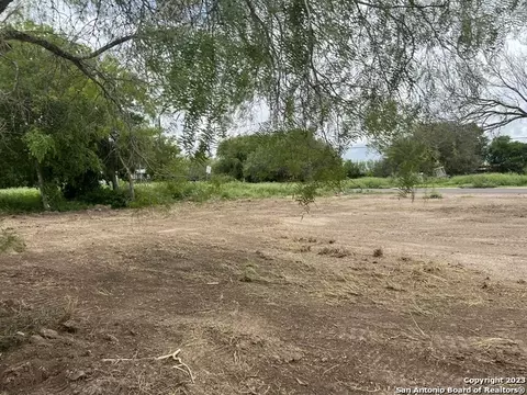1015 E Pearson St, Freer, TX 78357 photo 1