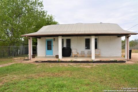 207 N Windy Knoll Dr, Devine, TX 78016 photo 1