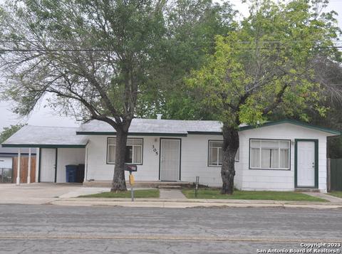 305 N Teel Dr, Devine, TX 78016 photo 1
