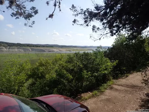 5 Beach Dr, Mico, TX 78056