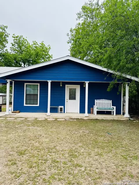 429 W Wingate St, La Pryor, TX 78872