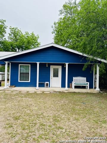 429 W Wingate St, La Pryor, TX 78872