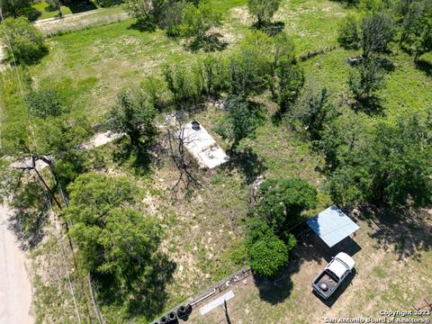 601 Crouch Ave, Devine, TX 78016 photo 1