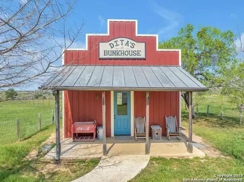 Exterior - 16547 E Gable Rd, Saint Hedwig, TX 78152 photo 3 of 7