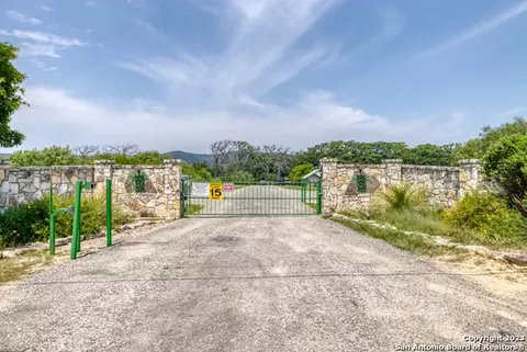 28 N River Place Rd, Rio Frio, TX 78879