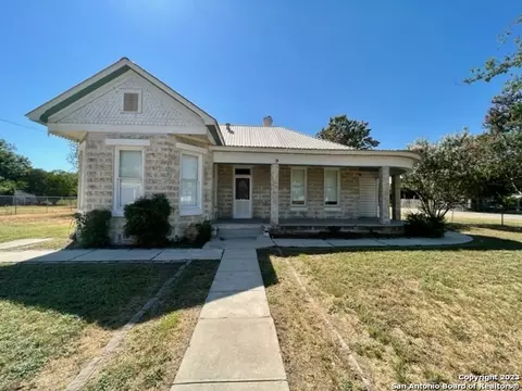 211 N Sayers Dr, Devine, TX 78016 photo 1