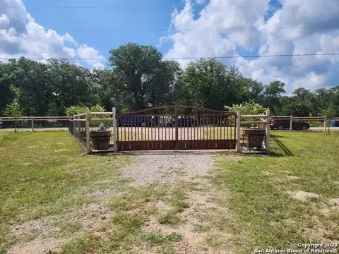 1208 County Road 317, La Vernia, TX 78121