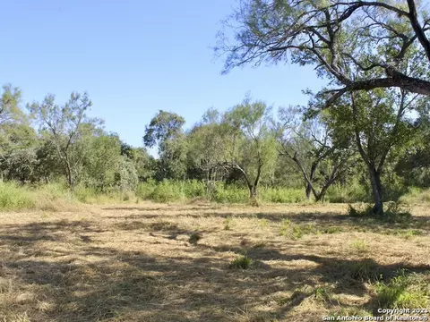 185 E Short Meadow Dr, Lytle, TX 78052 photo 3
