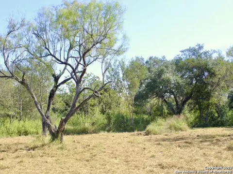 185 E Short Meadow Dr, Lytle, TX 78052 photo 2
