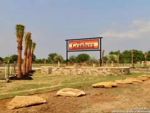 185 E Short Meadow Dr, Lytle, TX 78052 photo 4